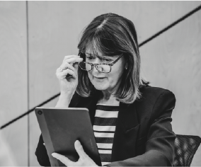 Woman in business attire looking concerned at her desk — concept of being managed out of work